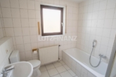 Bad mit Badewanne und Dusche - Reihenendhaus in bester Wohnlage